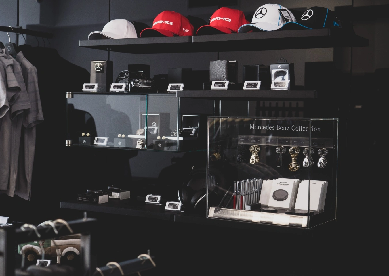 Electronic Shelf Labels and Digital Signage for Fashion & Department Stores